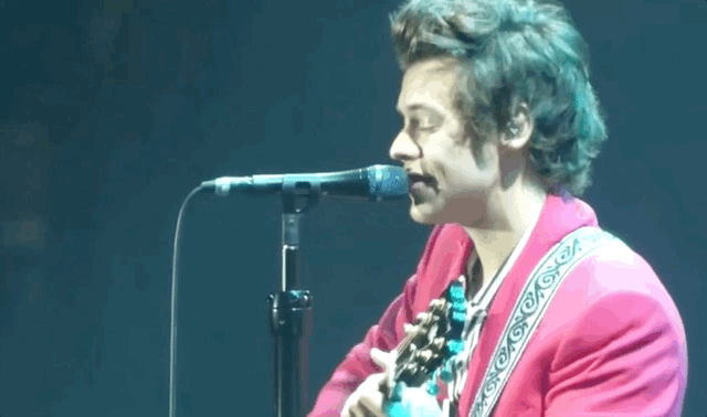 Harry-Styles-Singing-Tribute
