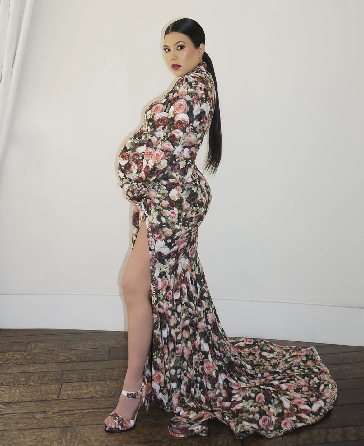 kourtney-kardashian-halloween-costume-kim-kardashian-met-gala-2023-pregnant